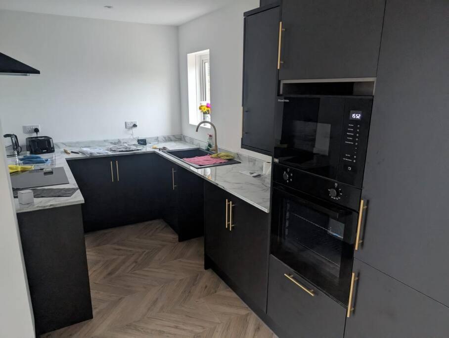 Modern 3Br Home - Private Parking - Tv In Every Bedroom スウォンジー エクステリア 写真