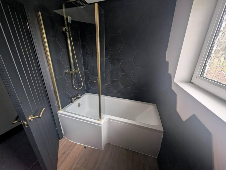 Modern 3Br Home - Private Parking - Tv In Every Bedroom スウォンジー エクステリア 写真
