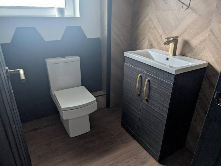 Modern 3Br Home - Private Parking - Tv In Every Bedroom スウォンジー エクステリア 写真