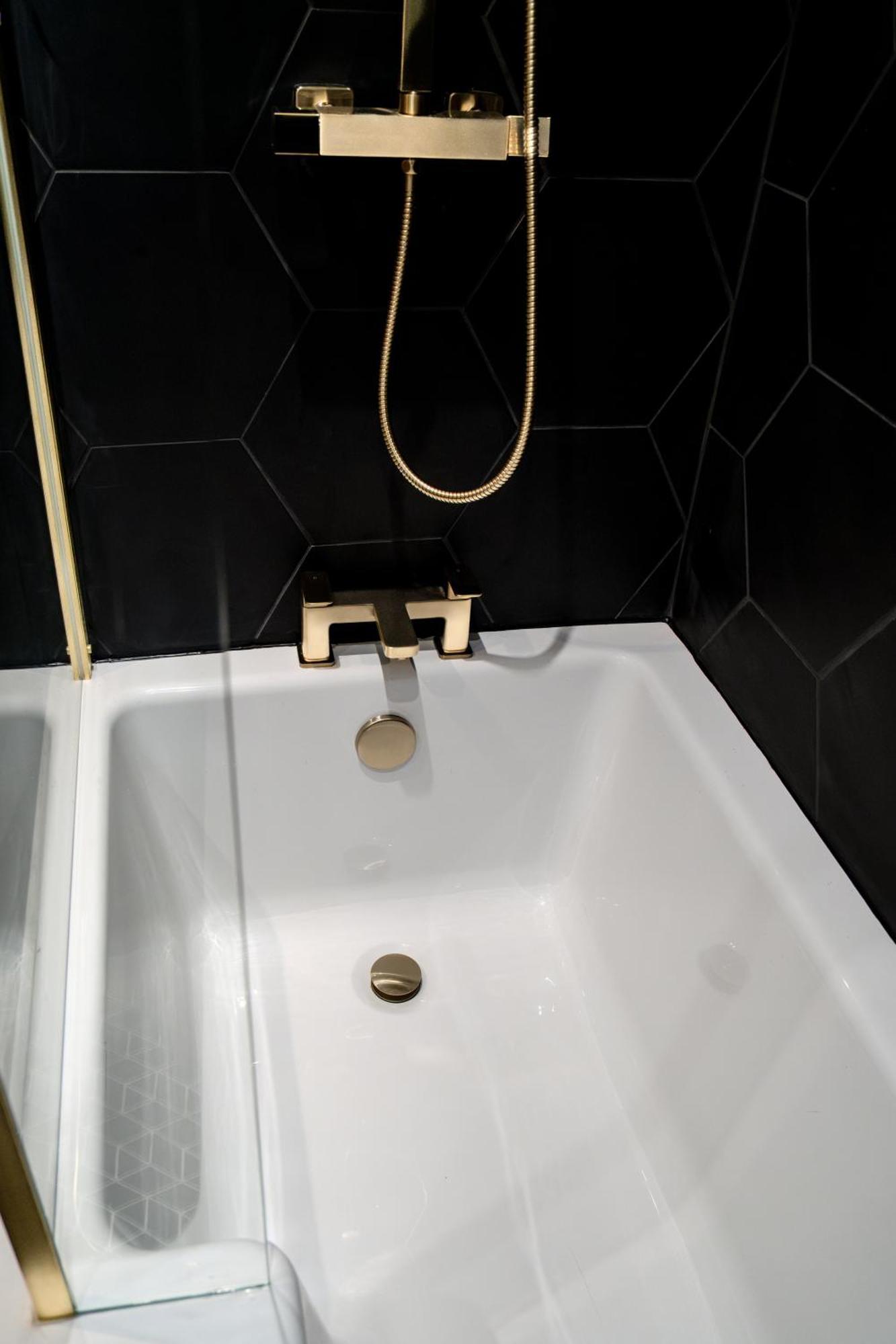 Modern 3Br Home - Private Parking - Tv In Every Bedroom スウォンジー エクステリア 写真