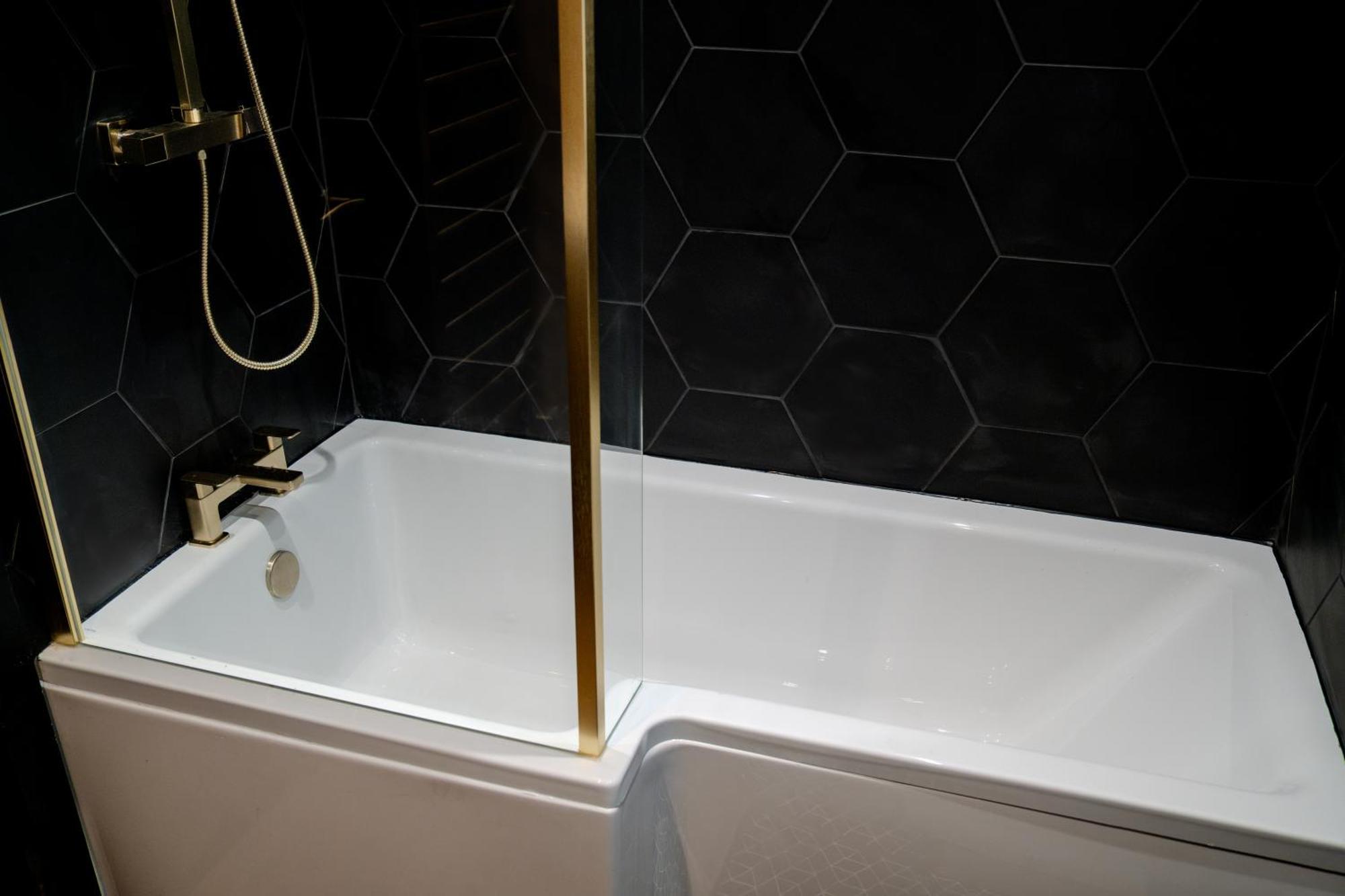 Modern 3Br Home - Private Parking - Tv In Every Bedroom スウォンジー エクステリア 写真