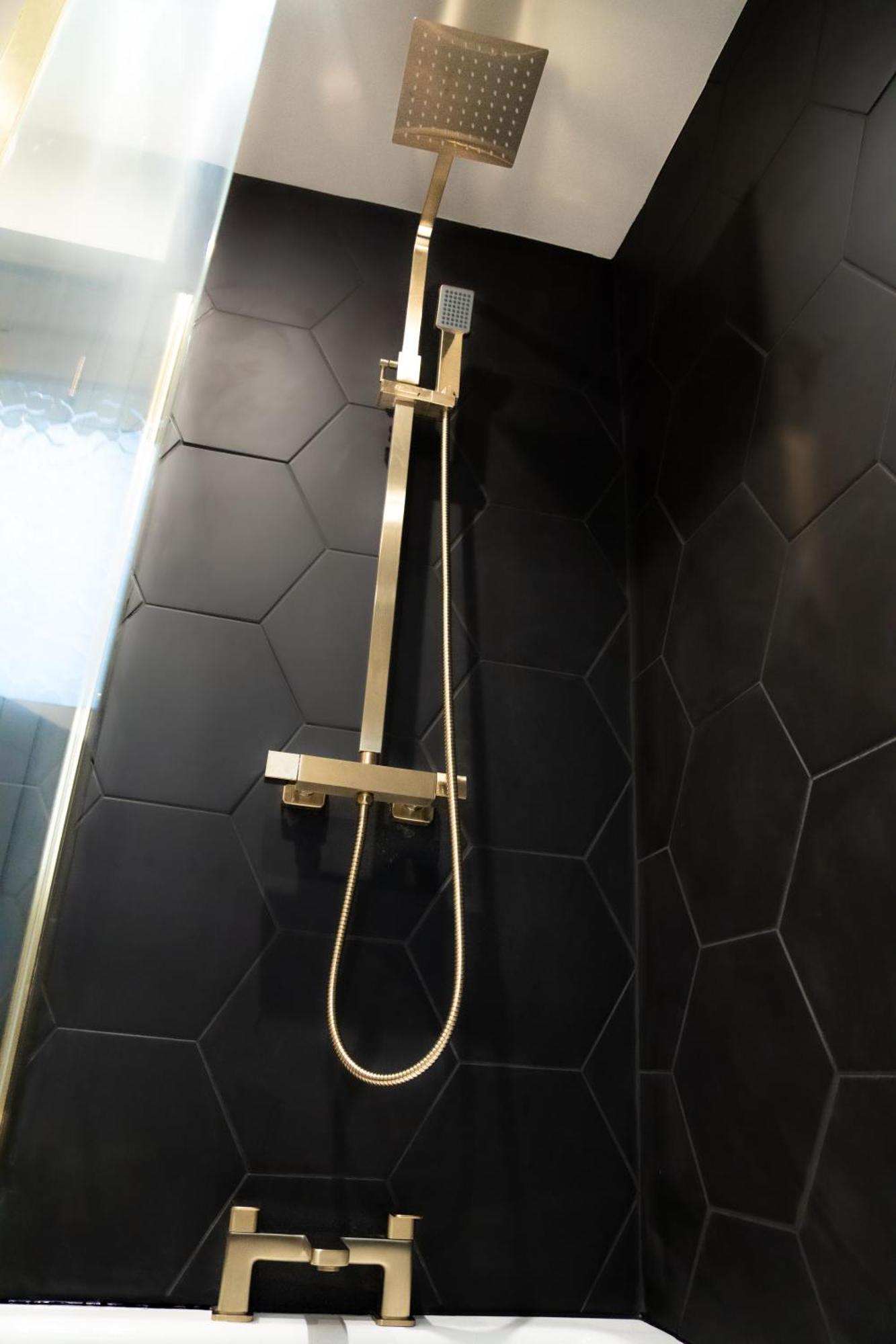 Modern 3Br Home - Private Parking - Tv In Every Bedroom スウォンジー エクステリア 写真