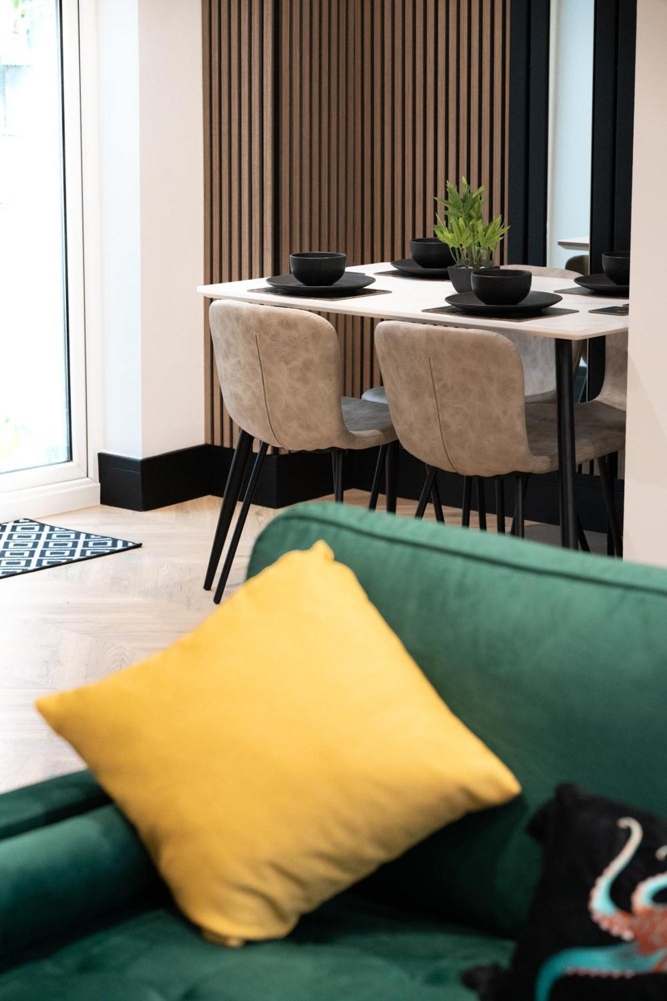 Modern 3Br Home - Private Parking - Tv In Every Bedroom スウォンジー エクステリア 写真